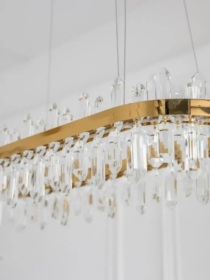 Luksus i elegancja Żyrandola BULGARI L 100cm Złoty, idealny do aranżacji nowoczesnego wnętrza. Ekspozycja w salonie od Primavera Home.
