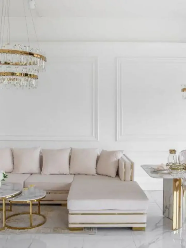 Nowoczesny i szykowny Żyrandol BULGARI L 100cm Złoty w eleganckim wnętrzu. Aranżacja nowoczesnego wnętrza od Primavera Home.