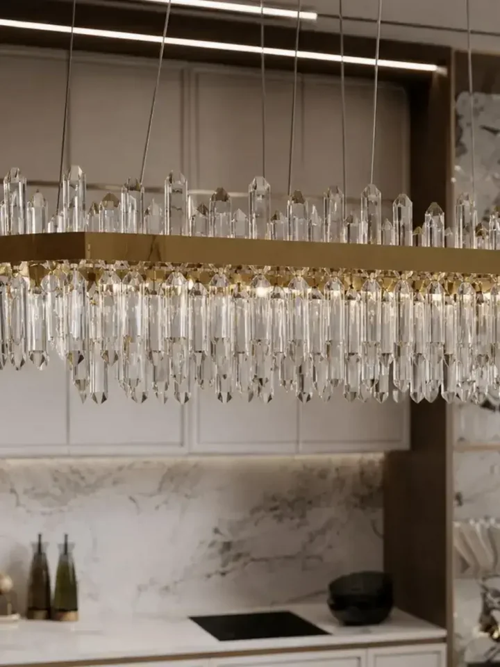 Żyrandol BULGARI L 100cm Złoty w świetle dziennym, pokazujący swoje eleganckie wykończenie. Aranżacja nowoczesnego wnętrza od Primavera Home.