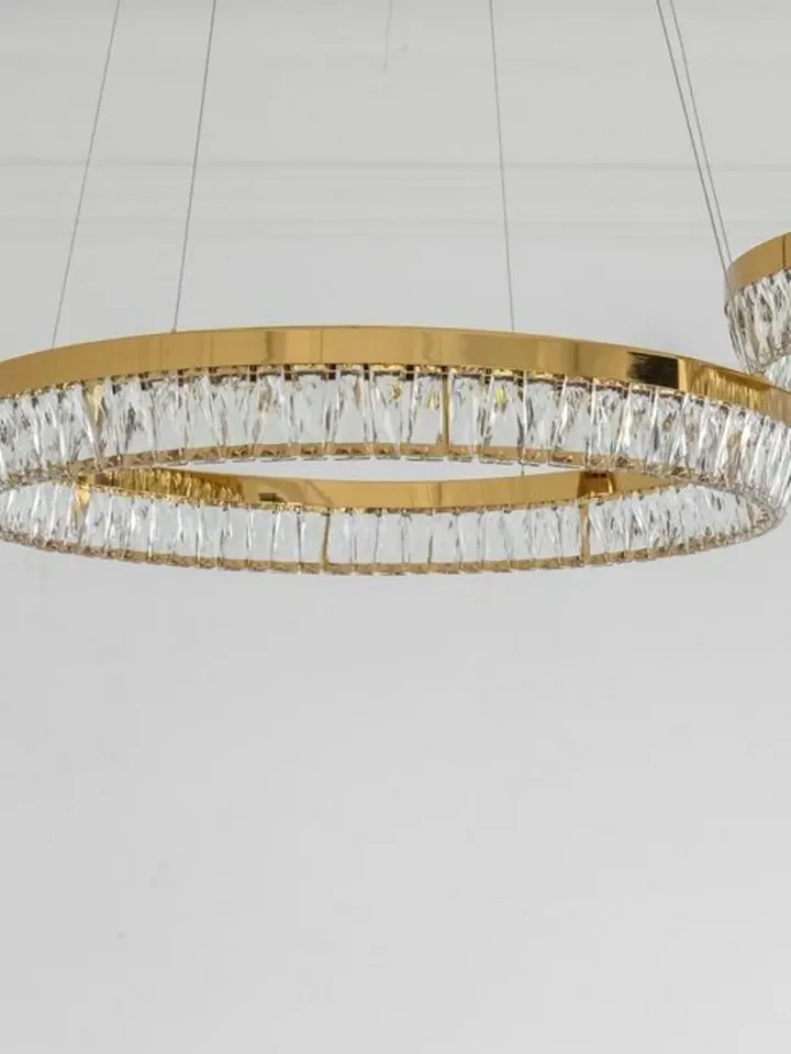Złoty Żyrandol Kryształowy Bellini jako wizualizacja na suficie eleganckiego wnętrza. Oświetlenie od Primavera Home.