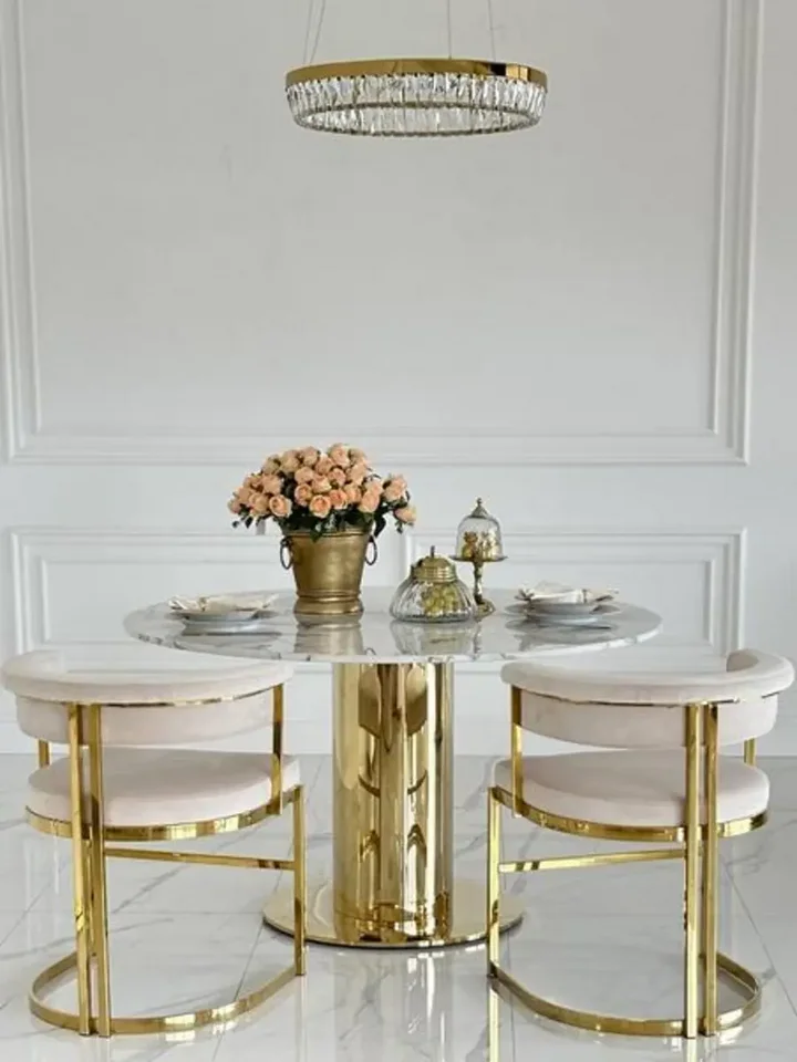 Złoty Żyrandol Kryształowy Bellini w stylu glamour na tle nowoczesnych mebli. Oświetlenie od Primavera Home.