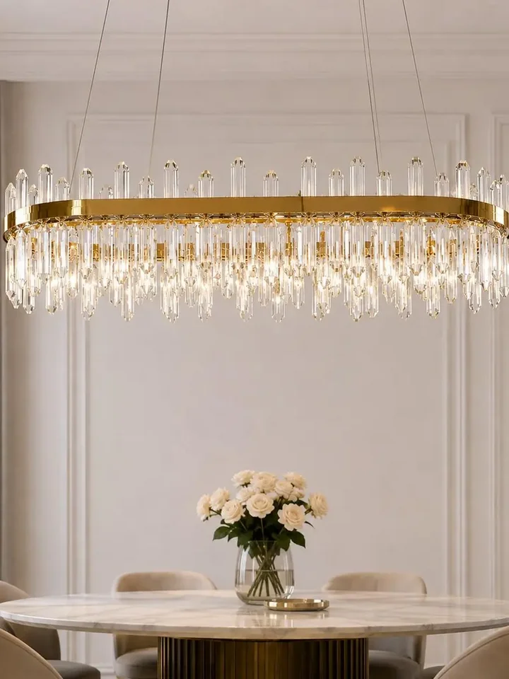 Żyrandol BULGARI L 100cm Złoty harmonijnie wkomponowany w nowoczesny design. Aranżacja nowoczesnego wnętrza od Primavera Home.