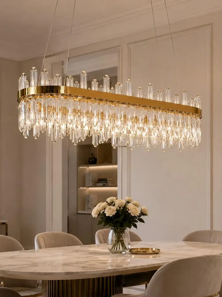 Żyrandol BULGARI L 100cm Złoty w ujęciu z przodu. Ekspozycja w salonie od Primavera Home.