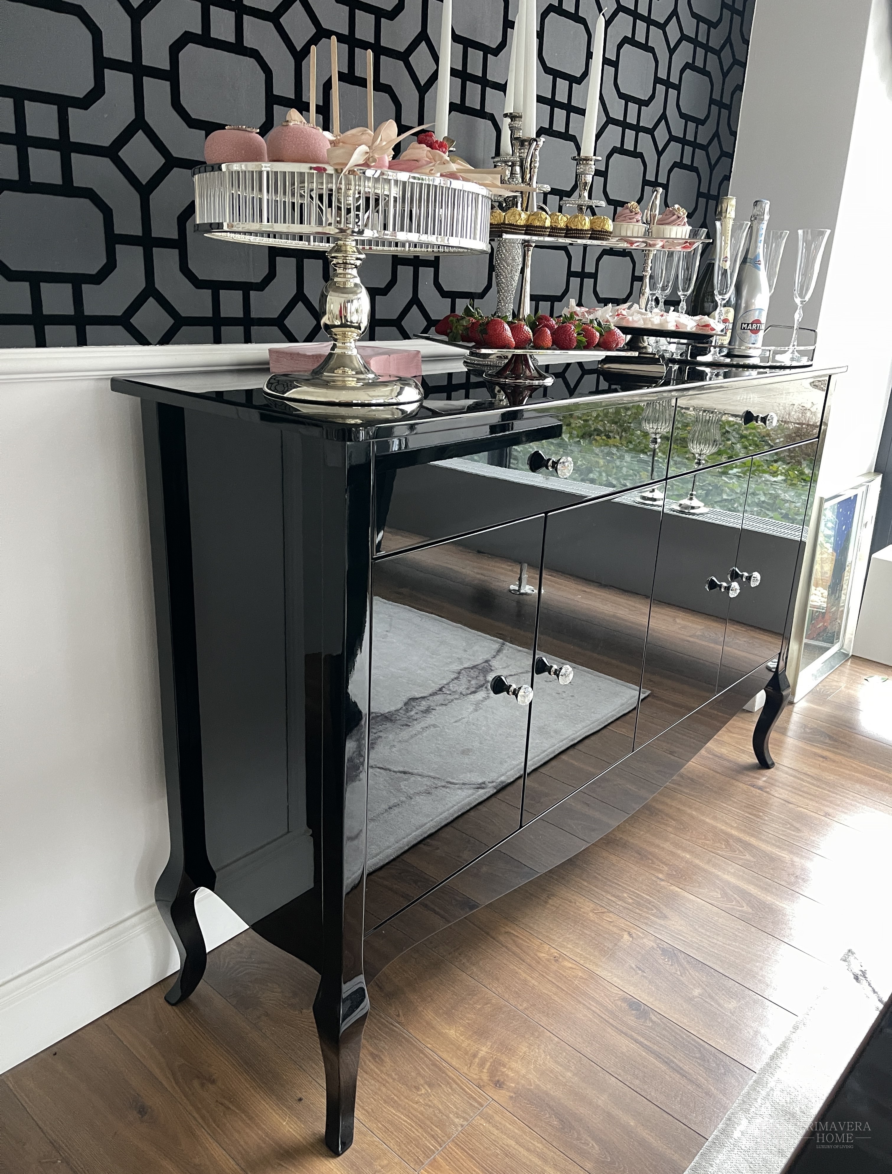 Stilvoller Schrank, TV-Tisch, glänzende Kommode, gebogene Beine schwarz  ELENA GLAMOR - Primavera Home