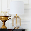 Lampa stołowa złota z białym abażurem loft