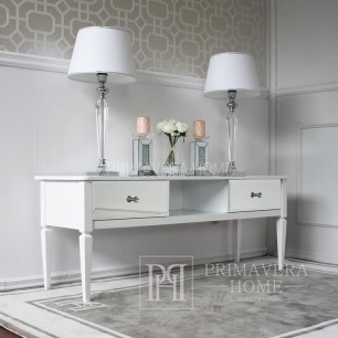 The glamour mirrored dresser RTV Diamond, maintained in New York style, is a beautiful and functional solution for an elegant living room.