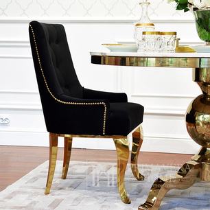 Minkšta dygsniuota kėdė ant plieninių kojų, auksinė ir juoda, skirta svetainei „TIFFANY“ Po paroda