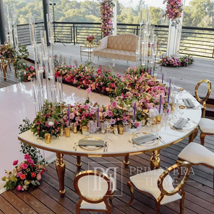 Ein exklusiver Banketttisch für einen Hochzeitssaal, für eine Hochzeit, eine goldweiße Tischplatte für ein Hotel, Restaurant