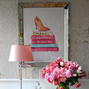 The image in the mirror frame is a modern stylish New York City CHANNEL 5 90x70 OUTLET 