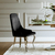 Der stilvolle Glamour-Stuhl Camillia ist ein bequemes und funktionales Möbelstück, das sich perfekt für das Wohn- oder Esszimmer eignet.