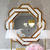 Ein Wandspiegel in einem runden gold-weißen geometrischen Rahmen wird Ihren Flur, Ihre Diele oder Ihr Badezimmer wunderschön zur Geltung bringen