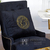 Dekoratyvinė aksominė pagalvė su „Medusa“ logotipu - juodas su aukso spalvos logotipu