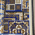 Luxuriöse Versace Découpage Tapete mit blauen und goldenen Quadraten 