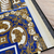 Luxuriöse Versace Découpage Tapete mit blauen und goldenen Quadraten