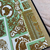 Prabangūs tapetai „Versace Découpage“ kvadratai žaliai auksiniai 