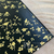 Exklusive Luxustapete Versace geometrische schwarztöne mit goldenen blumen