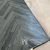 Ekskluzywna tapeta geometryczna Versace ciemna czarna szara jodełka chevron zygzaki