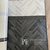Išskirtiniai Versace geometriniai tapetai tamsiai juodi pilki chevron zigzagai