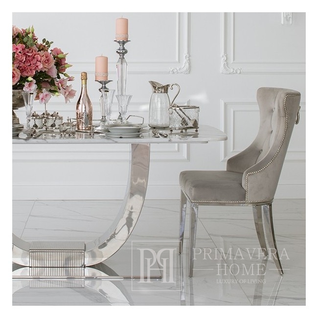 Minkšta dygsniuota kėdė ant plieninių tiesių kojų, sidabriškai pilka, skirta svetainei GRETA 