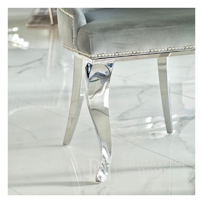Sidabriškai pilka minkšta kėdė ant MADAME išlenktų plieninių kojų
