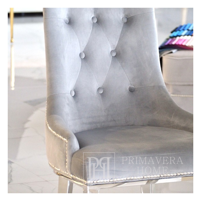 Sidabrinės pilkos spalvos minkšta kėdė ant plieninių tiesių kojų MADAME