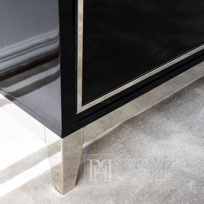 Glamūriškai lakuota medinė komoda su plieninėmis kojelėmis, juoda moderni Lorenzo L Silver OUTLET 