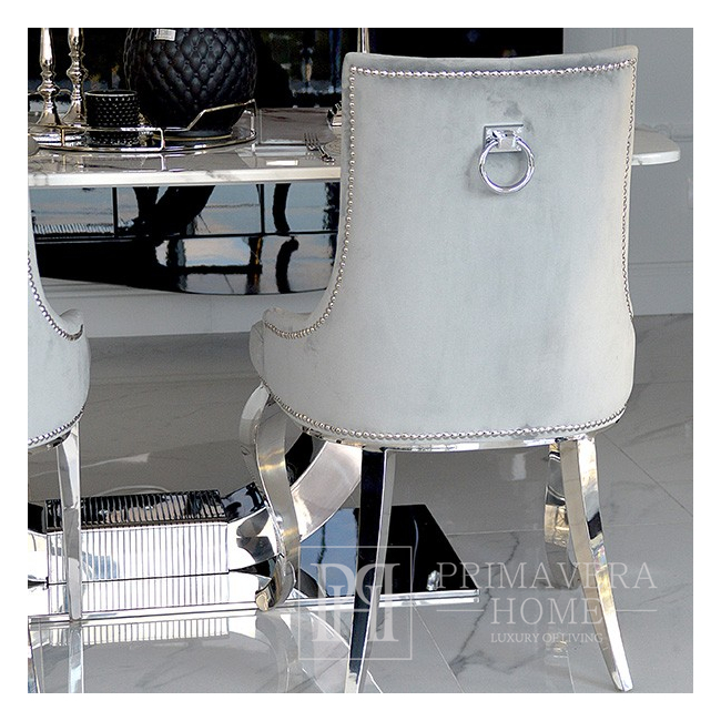 Sidabriškai pilka minkšta kėdė ant MADAME išlenktų plieninių kojų
