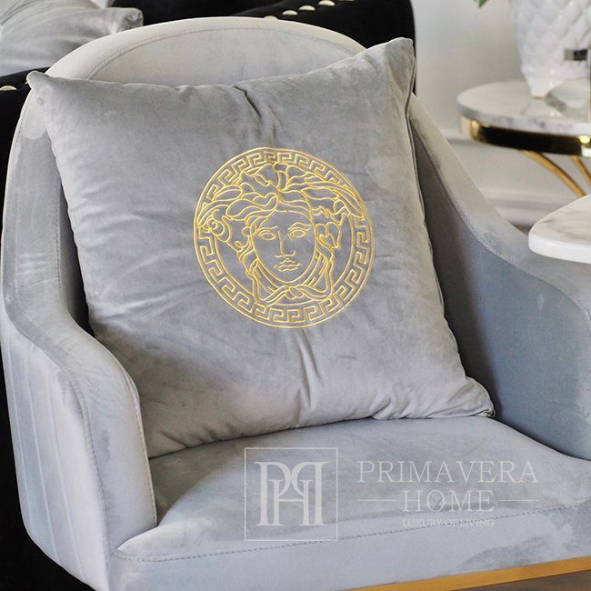 Dekoratyvinė aksominė pagalvė su „Medusa“ logotipu - pilka su auksiniu logotipu