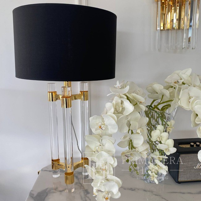 Glamouröse Tischlampe mit einem transparenten goldenen SERENA-Dreiecksockel