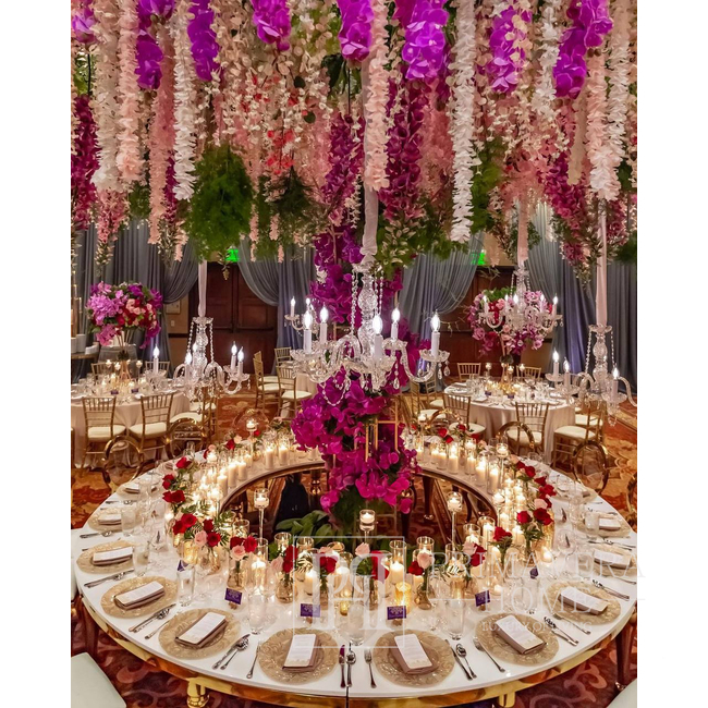 Ein exklusiver Banketttisch für einen Hochzeitssaal, für eine Hochzeit, eine goldweiße Tischplatte für ein Hotel, Restaurant 