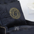 Dekoratives schwarzes Samtkissen mit goldenem logo Medusa 