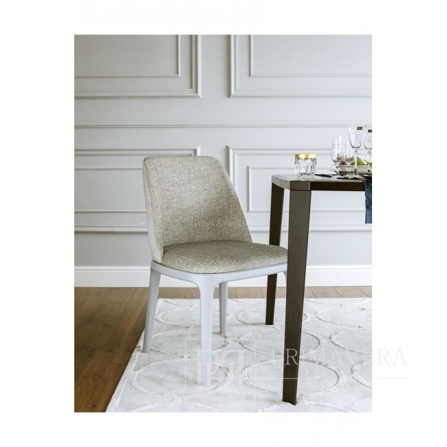 Klasyczne krzesło glamour na drewnianych nogach
