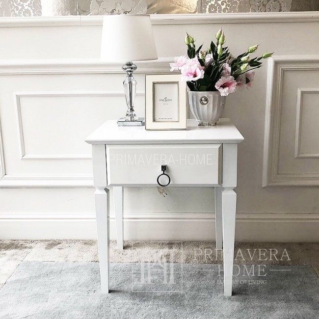 A simple yet stylish glamour bedside table HAMPTONS will be the perfect accent to complement the decor of a tasteful bedroom.